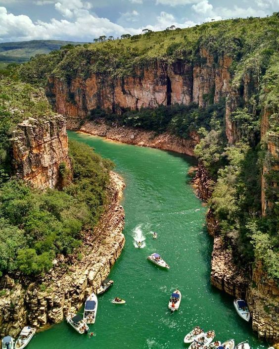 Panorâmica dos cânions de capitólios com barcos e lanchas no Lago de Furnas.