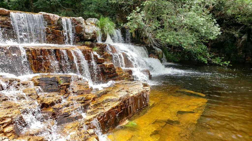 Uma cachoeira com pequenas quedas em Capitólio.