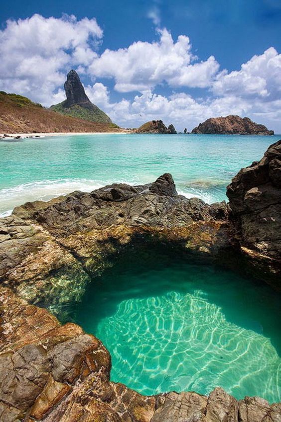 Paisagem exuberante da ilha Fernando de Noronha