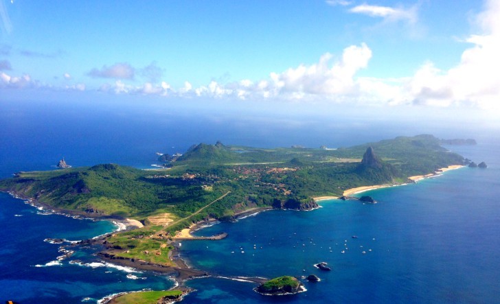 Imagem panorâmica da ilha Fernando de Noronha