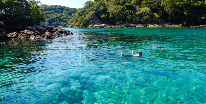 A lagoa azul com suas águas azuladas cercada por natureza