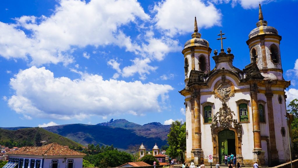 Igreja colonial no centro de onde fica Ouro Preto