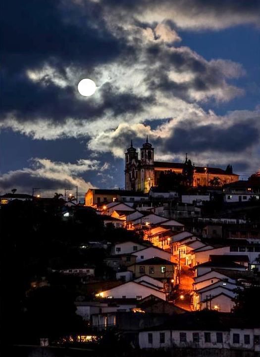 Centro de ouro preto durante uma noite com nuvens e a lua para saber onde fica ouro preto