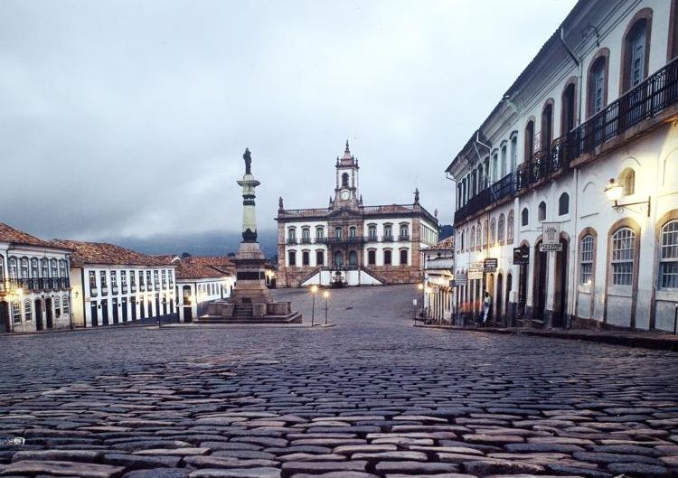 Uma praça com arquitetura colonial onde fica Ouro Preto