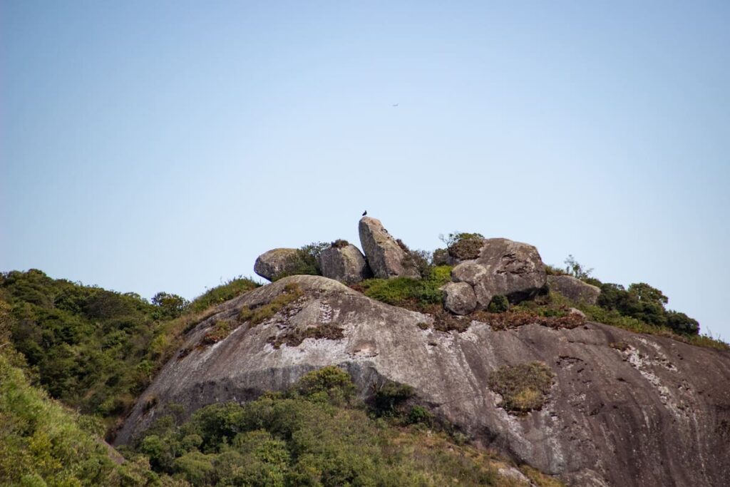 Trilha entre as montanhas onde fica Monte Verde