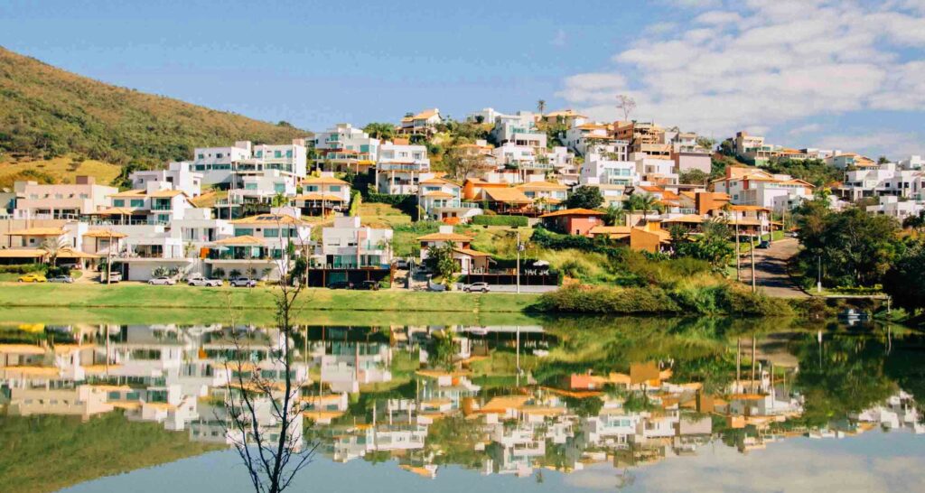 Vila Capitólio a frente do lago.