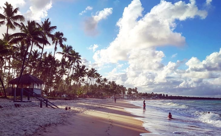 Um pôr-do-sol numa praia com pouca pessoas em o que fazer em porto de galinhas