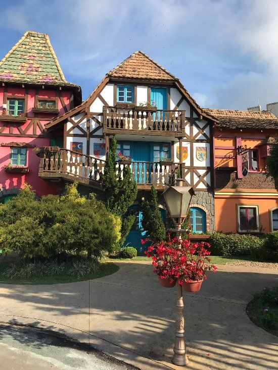 Casa colonial cercada  por um jardim no município de Penha, em um pacote para o Beto Carrero