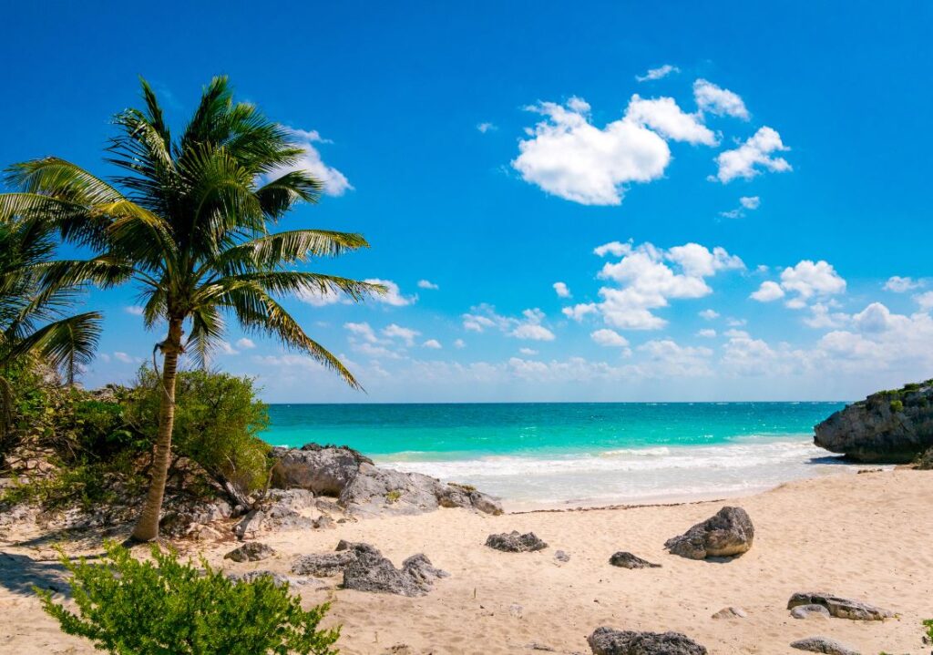 Praia del carmen sob um céu azul com poucas núvens