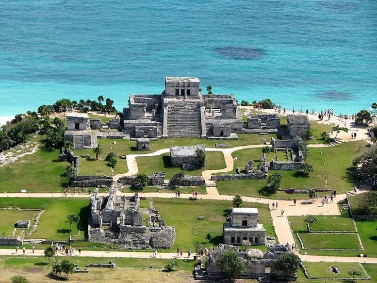 Ruínas de Tulum com o mar do caribe logo atrás, em praia del carmen