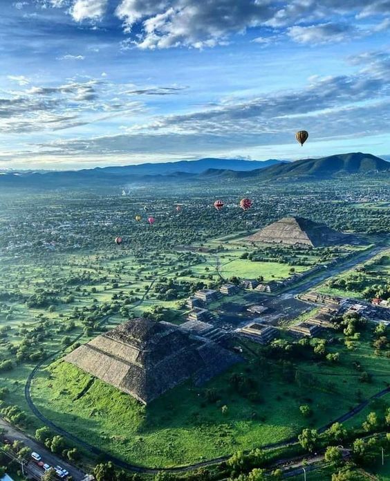 Vista panorâmica de Teotihuacán, com balões sobrevoando o sítio arqueológico em turismo no méxico