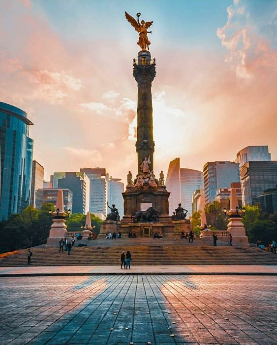 Monumento Mexicano contra o por do Sol.