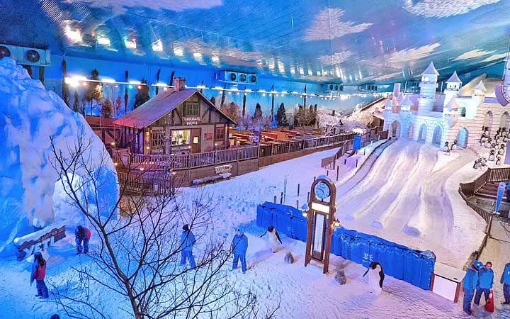 Snowland, prédios e cenários cobertos de gelo junto a várias pessoas  com roupas pesadas para frio