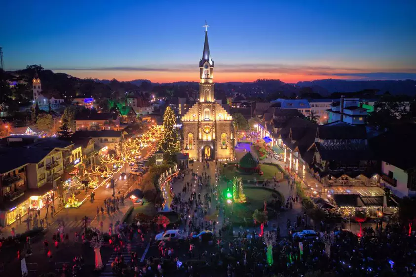 Praça central de Gramado durante o Natal