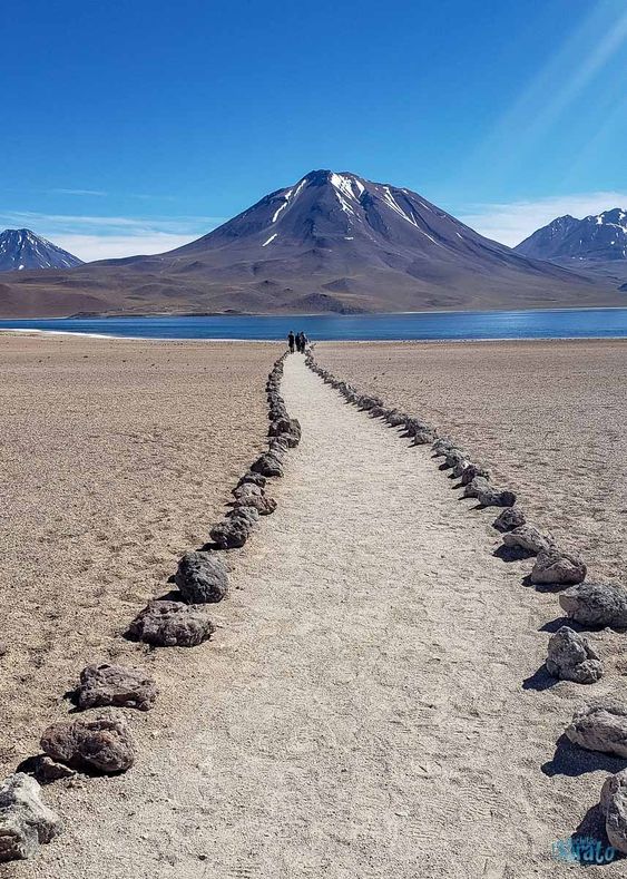 Deserto do Atacama com e um caminho de pedras que leva até um lago salino em pontos turísticos no chile