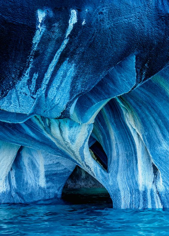 Cavernas de mármore azulado sobre a água em pontos turísticos no chile