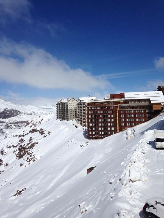 Hotéis na encosta nevada do Valle Nevado em pontos turísticos no chile