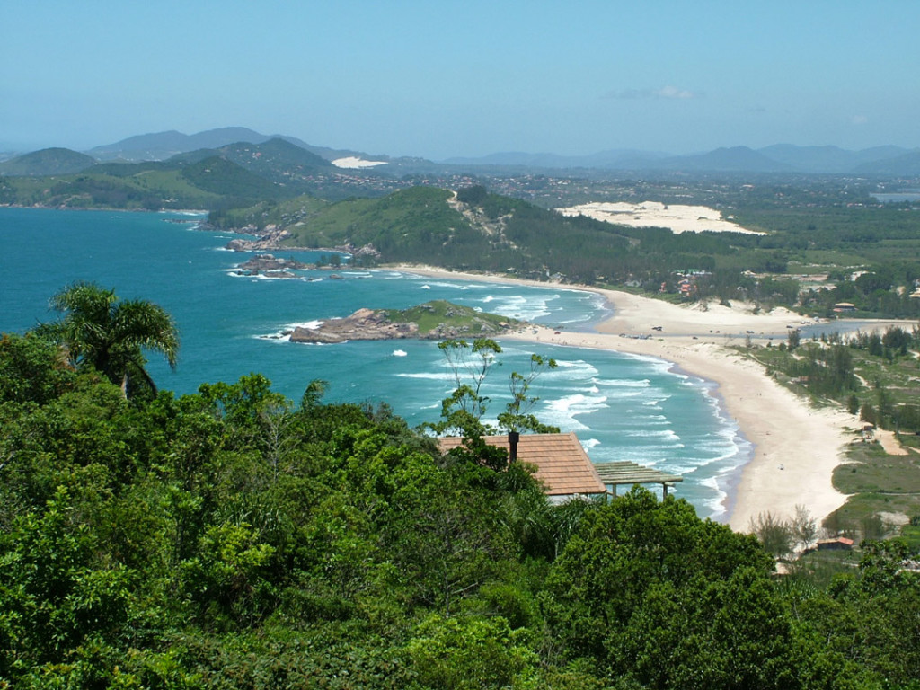 Vista distante da praia da Ferrugem e da Barra, mostrando as duas faixas de área, separada por uma pequena península.