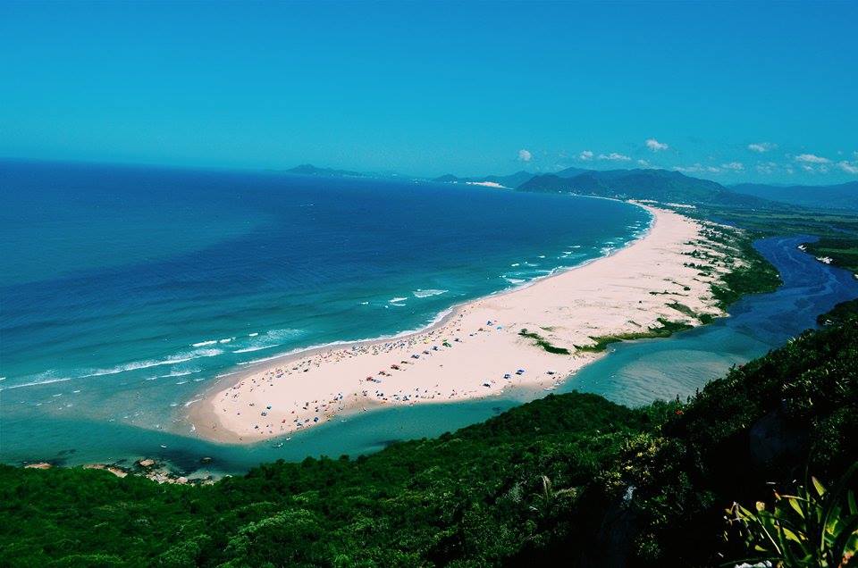 quantas praias tem em Santa Catarina Faixa de terra da praia da Guarda do Embaú, cercada por natureza.