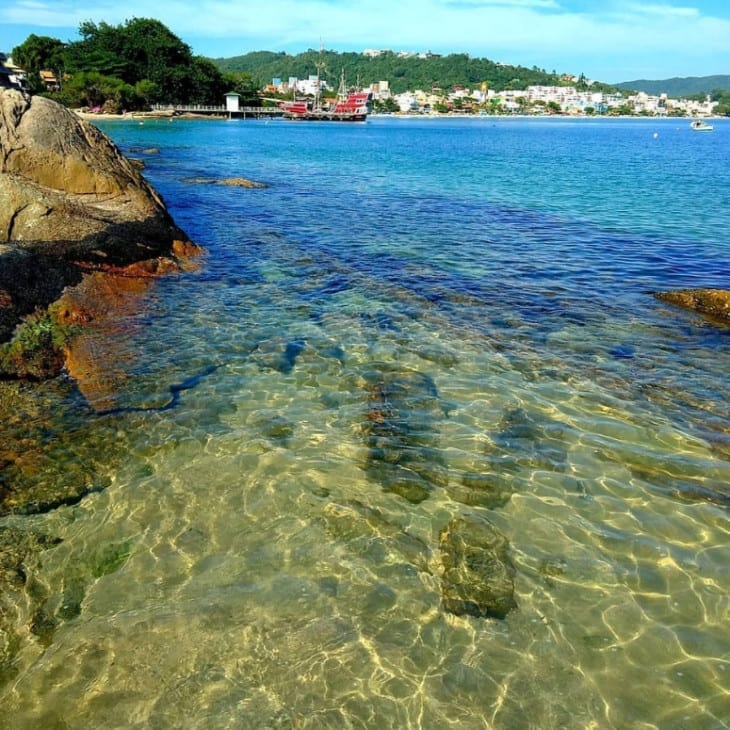 quantas praias tem em Santa Catarina?Águas claras e rasas cercadas por algumas pedras na praia das Bombinhas