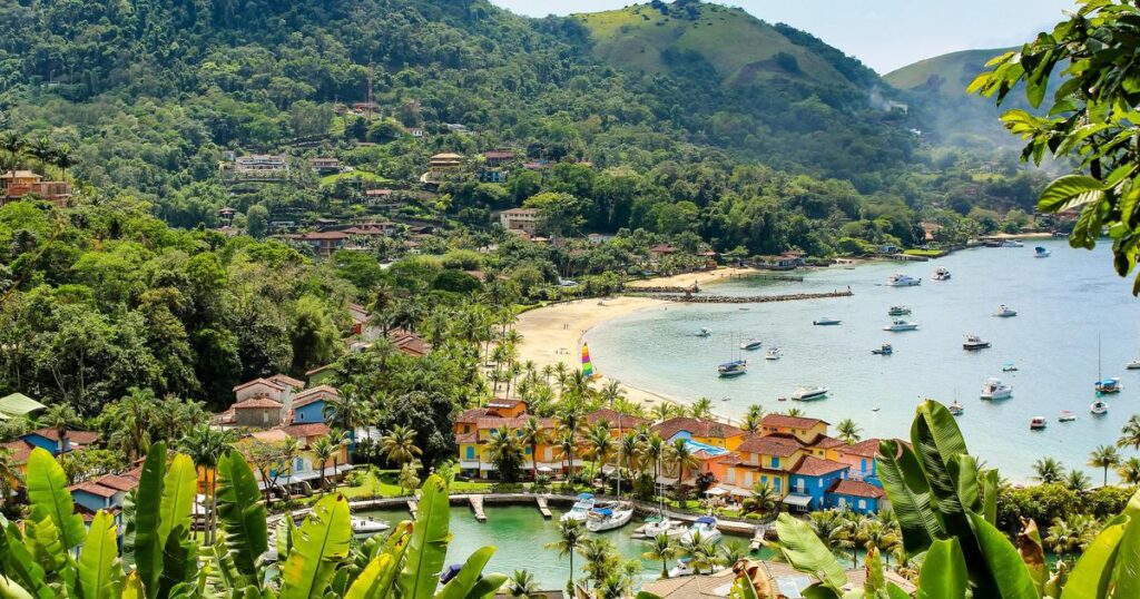 Panorama de mais de um hotel em angra dos reis beira mar cercados pela natureza.