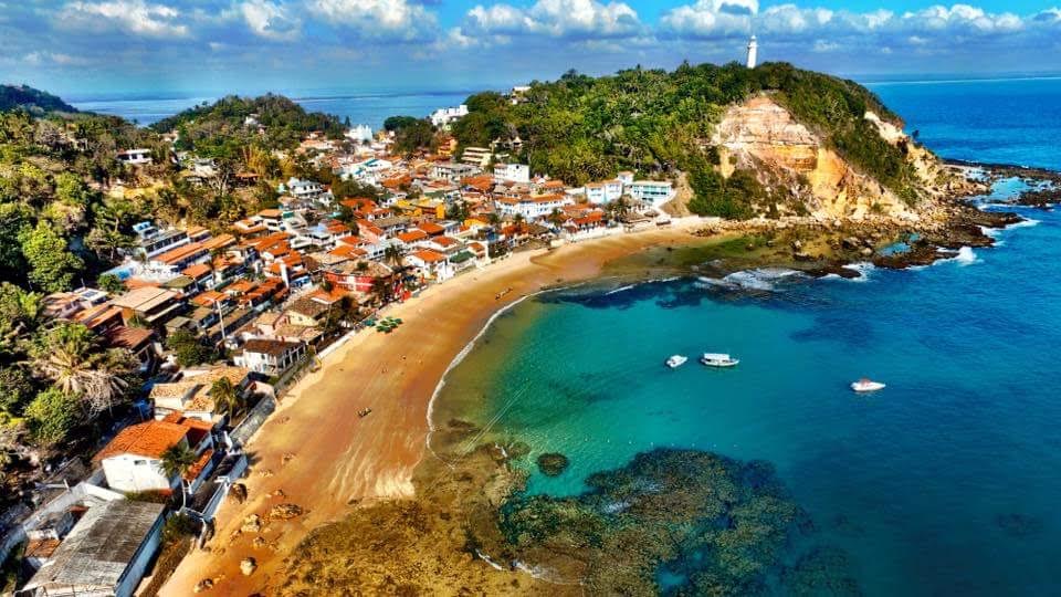 Vista panorâmica da vila de Morro de São Paulo na Bahia e sua praia, assim como do Farol acima do morro.