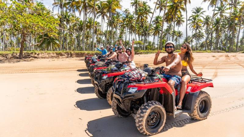 Grupo de turistas em seus quadriciclos em uma praias de Morro de São Paulo na Bahia