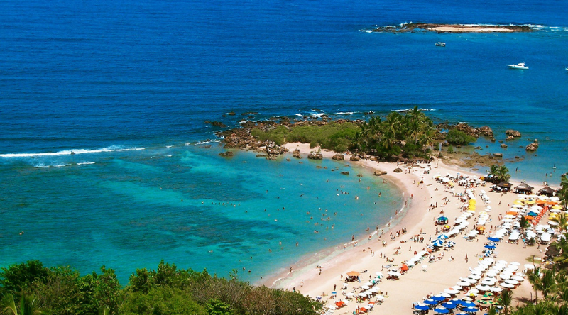 Vista panorâmica de uma praia próxima a vila de Morro de São Paulo na Bahia