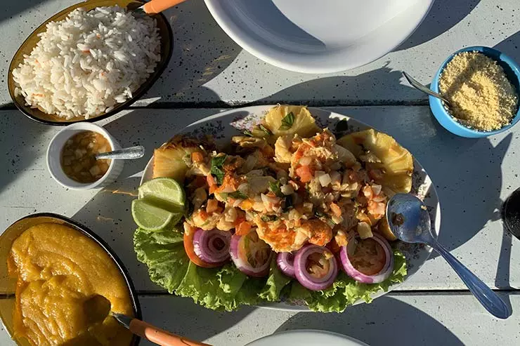 Pratos típicos com comidas provenientes de fruto do mar em onde fica Boipeba na Bahia