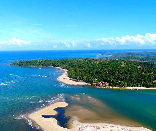 Foto aérea da Ilha de Boipeba mostrando a a ligação entre uma parte da ilha e o continente.